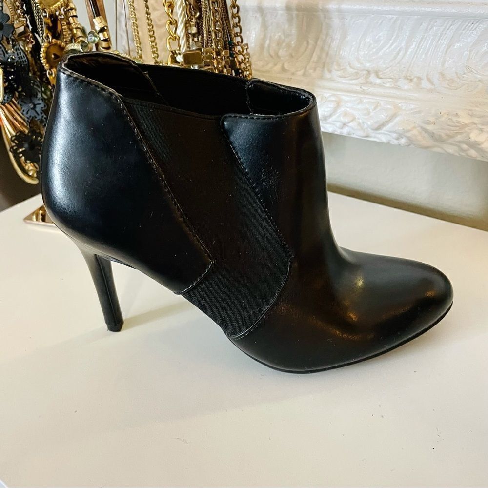 Cosmopolitan booties Size 6.5 